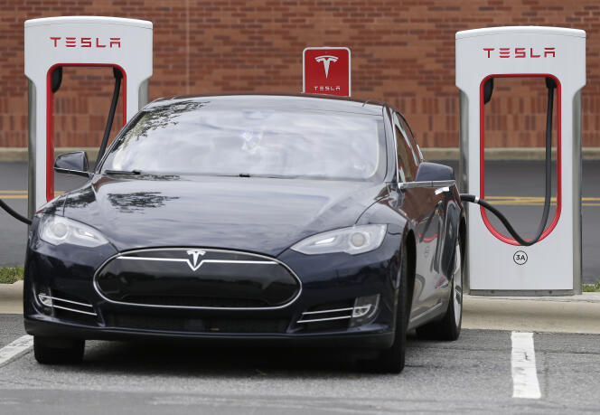 Une voiture Tesla en cours de chargement à Charlotte, en Caroline du Nord, le 24 juin.