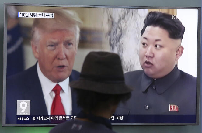 Donald Trump et Kim Jong-un sur un écran dans le métro de Séoul, le 10 août 2017.