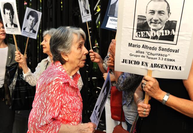 Beatriz Cantarini de Abriata, mère de Hernan Abriata, devant l’ambassade de France à Buenos Aires, le 9 avril 2014. DANIEL GARCIA/AFP