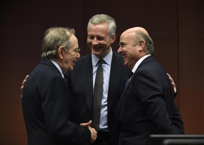 Le ministre des finances français, Bruno Le Maire, avec son hologue Italien Pier Carlo Padoan (à gauche) et l’Espagnol Luis de Guindos, le 10 juillet à Bruxelles.