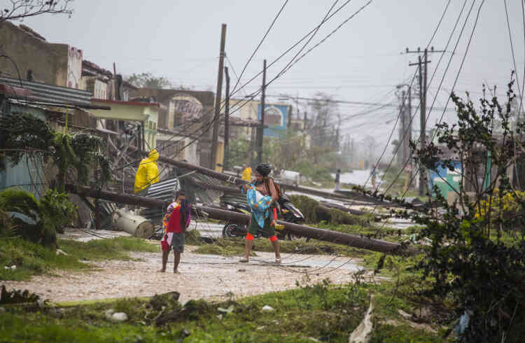A Caibarien (Cuba). Le 9 septembre, les communications demeuraient impossibles avec de nombreuses localités de ces régions, où l’électricité avait aussi été préventivement coupée.