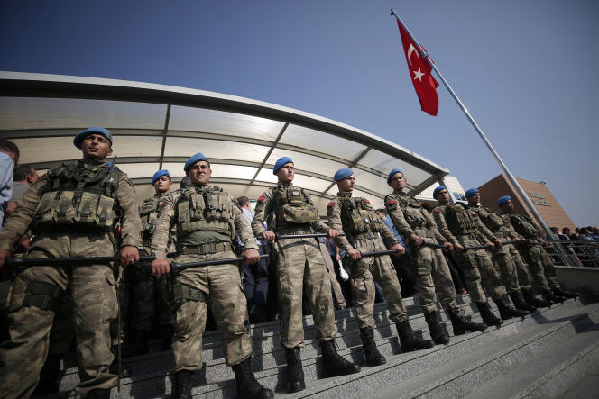 L’armée turque devant le tribunal de Silivri, lors du procès des journalistes du quotidien « Cumhuriyet », le 11 septembre 2017.