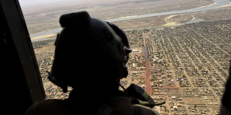 Un hélicoptère français survolant Gao, au Mali, le 19 mai 2017.