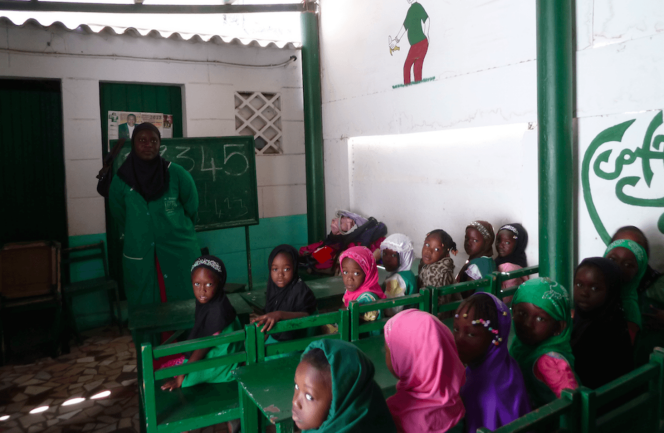 Ecole coranique de l’ONG Jamra, située à Dakar. Cette école a intégré la langue française en parallèle à l’enseignement islamique. Les classes sont divisées selon les niveaux et par genre.