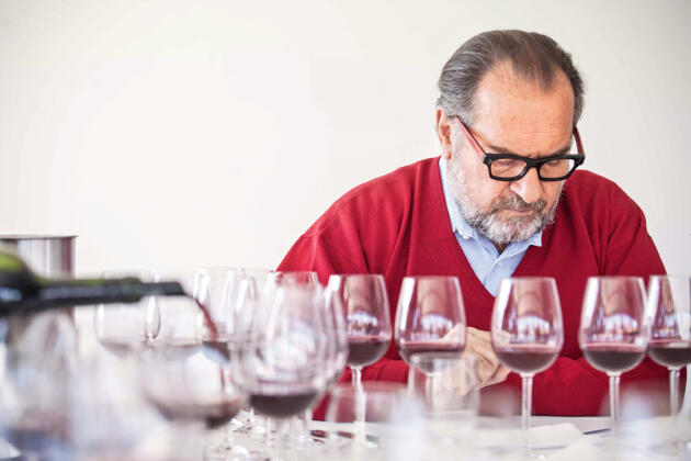 A bientôt 70 ans, Michel Rolland a autant d’admirateurs que de contempteurs. Il est ici en en session d’assemblage du Mariflor, son vin argentin.