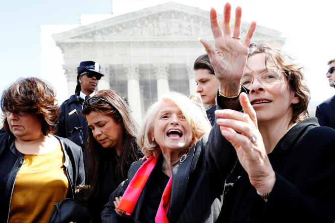 Edith Windsor salue la foule, après avoir avancé des arguments sur la loi dite « de défense du mariage » à la Cour suprême, à Washington en 2013.