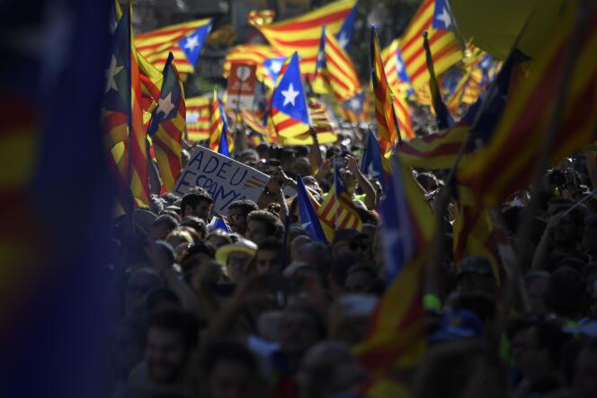 La foule brandit des drapeaux catalans à l’occasion de la Diada, la fête de la Catalogne, le 11 septembre à Barcelone.