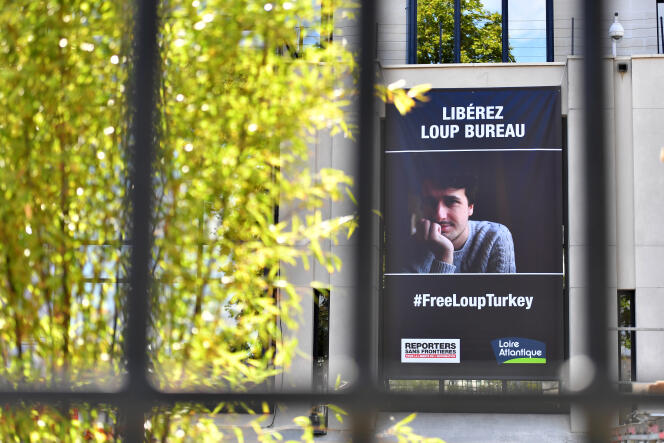 Un photo du journaliste Loup Bureau, affichée devant le conseil départemental de Nantes, d’où le jeune homme est originaire.