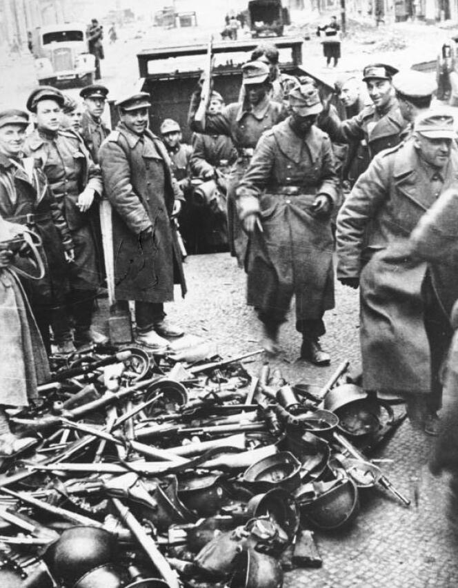 Reddition de soldats allemands, Berlin, avril 1945. Photo de l’agence soviétique TASS.