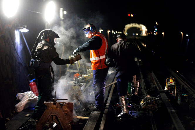 Des travailleurs de nuit pendant une opération de maintenance, dans le métro parisien, à la station Laumière, en juillet 2013.