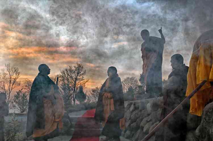 « Au crépuscule, des moines reçoivent en procession un grand maître, Trulshik Rinpoché, venu en pèlerinage en Inde, à Bir. »