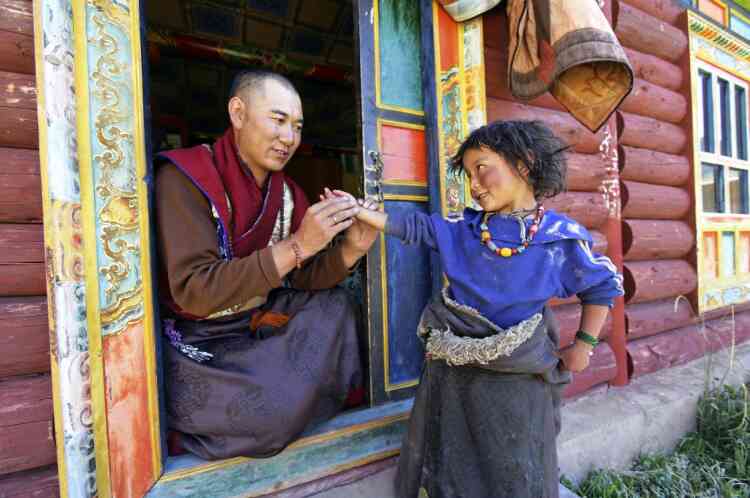 « Un moine médecin prend le pouls d’une petite tibétaine nomade, dans une clinique construite par notre association humanitaire Karuna-Shechen. Le portrait de cette petite fille est devenu le symbole de nos projets, dans nos brochures et notre site Web. Nous aidons aujourd’hui plus de 300 000 personnes par an en Inde, au Népal et au Tibet, dans le domaine de la santé, de l’éducation et des services sociaux. »