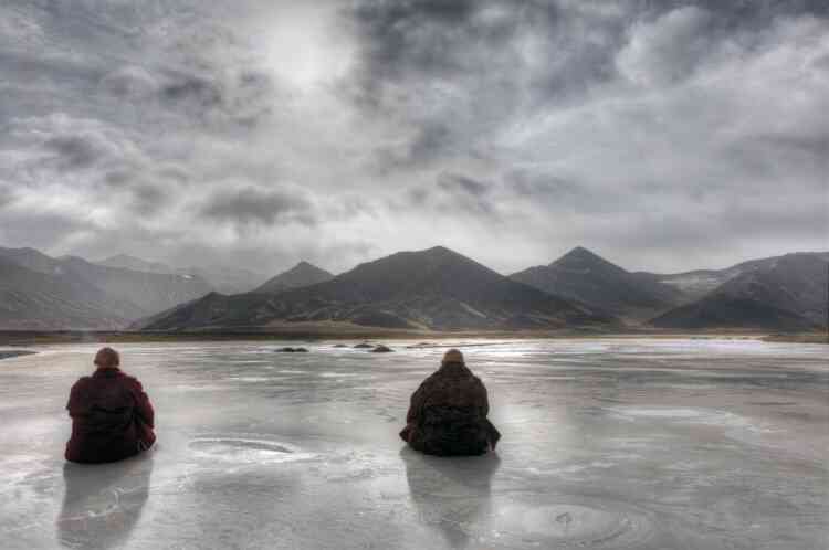 « Deux moines font le tour la montagne sacrée de l’Amnye Machen (6 280 mètres) en plein hiver dans la province du Golok où il fait – 25 °C. Il faut cinq jours pour accomplir ce pèlerinage et passer deux cols à près de 5 000 mètres. »