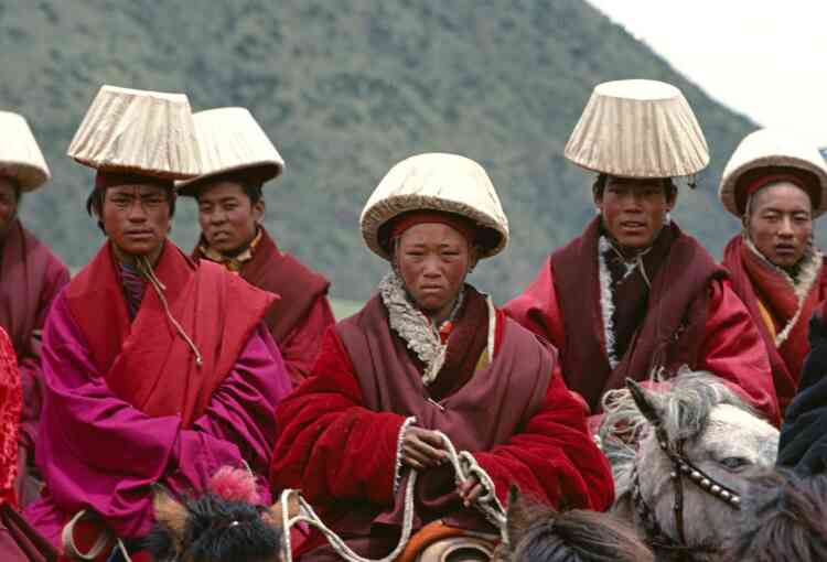 « Des moines du monastère de Shechen, les joues rosies par le vent glacé du Tibet oriental, forment un convoi de cavaliers pour accueillir un grand maître spirituel, Dilgo Khyentsé Rinpoché, qui fut l’un des maîtres du dalaï-lama à son retour au pays après trente ans en exil. Leurs chapeaux blancs, faits de coton et de bambou, sont portés en signe traditionnel de bienvenue. Ils s’apprêtent à escorter Khyentsé Rinpoché sur les 15 derniers kilomètres de la route qui mène au monastère. »