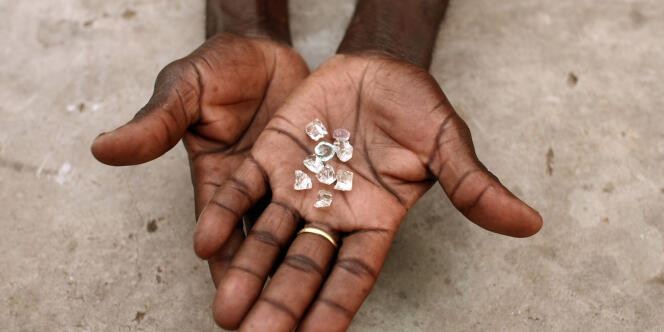 En septembre 2010, à Manica, ville du Mozambique où un revendeur illégal de diamants en provenance du Zimbabwe vient faire des affaires.