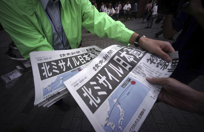 Un vendeur de journaux à Tokyo, après que la Corée du Nord a tiré un missile au-dessus du Japon, le 15 septembre.