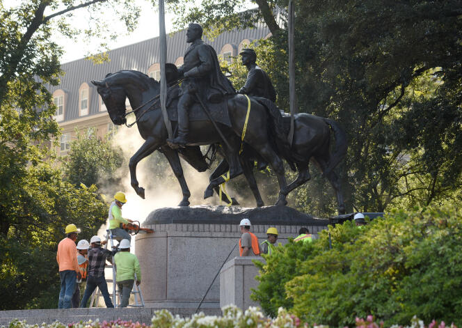 La statue du général Lee est enlevée à Dallas, au Texas, le 14 septembre 2017.