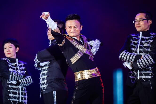 Jack Ma, le fondateur d’Alibaba, déguisé en Michael Jackson lors de la fête annuelle du groupe, à Hangzhou, dans l’est de la Chine, le 8 septembre, pour le dix-huitième anniversaire de la création de la compagnie.