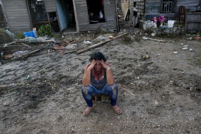 Une habitante de Cuba devant sa maison inondée de Cuba, le 11 septembre.