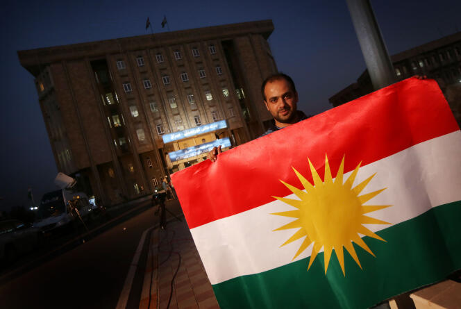 Un Kurde irakien brandit un drapeau kurde à Arbil, dans le nord de l’Irak, le 15 septembre.