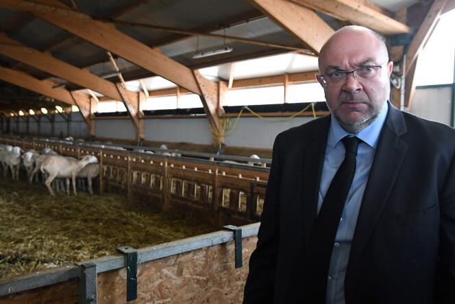 Le ministre de l’agriculture, Stéphane Travert, lors de la visite d’une ferme à Cornus, le 15 septembre.