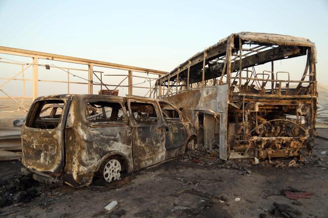 Des véhicules brûlés après que les assaillants se sont fait exploser à un point de contrôle, près de la ville de Nassiriya, le 14 septembre.