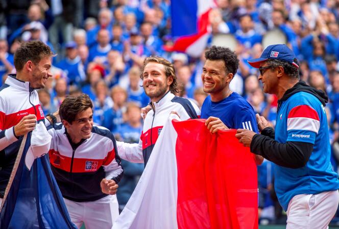 La joie des Français (Mahut, Herbert, Pouille, Tsonga et le capitaine Noah) après leur qualification en finale de Coupe Davis.
