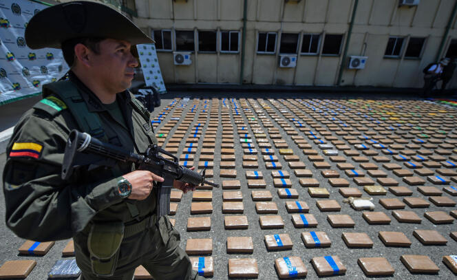 Un policier colombien garde des paquets de cocaïne saisis au port de Buenaventura et appartenant au Clan del Golfo, le 10 août 2017.