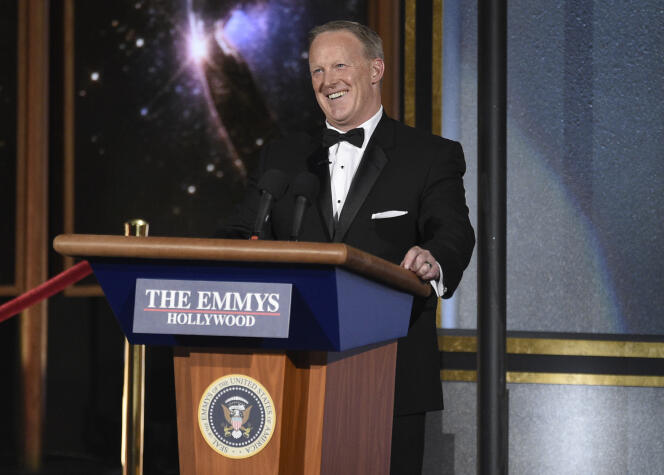 L’ancien porte-parole de Donald Trump, Sean Spicer, lors d’une apparition pendant la cérémonie, apportant son propre pupitre, devenu célèbre grâce à l’émission « Saturday Night Live ».