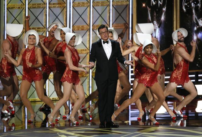 Le maître de cérémonie, Stephen Colbert, lors de l’ouverture des 69e Emmy Awards, au Microsoft Theater à Los Angeles, le 17 septembre.