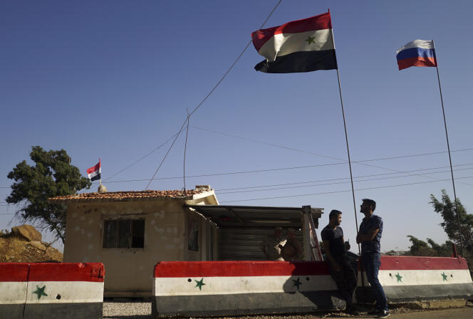 Photo des drapeaux syrien et russe près de Homs, en Syrie.
