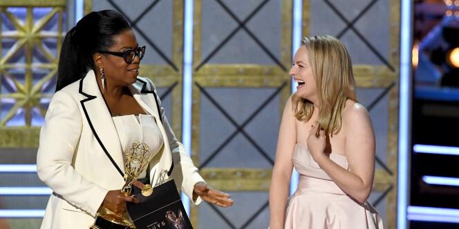 Elisabeth Moss reçoit l’Emmy Award de la meilleure actrice dramatique des mains d’Oprah Winfrey, dimanche 17 septembre.