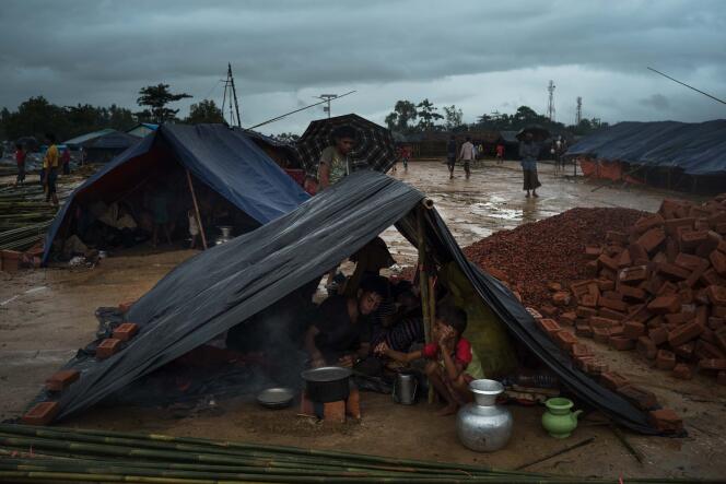 Un famille prépare le déjeuner dans un abri de fortune dans le camp de Kutupalong.