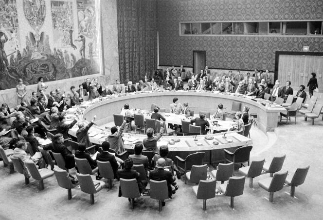 Les membres du Conseil de sécurité des Nations unies ont voté à l’unanimité un embargo sur les armes contre l’Afrique du Sud, lors de la session du vendredi 4 novembre 1977.
