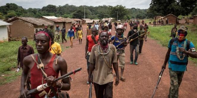 Des miliciens anti-balaka, dans la région de Gambo, au sud-est de la République centrafricaine, en août 2017.