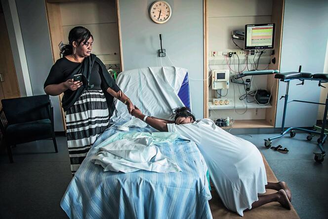 Une réfugiée congolaise en Suède durant son accouchement, tenant la main de sa mère.