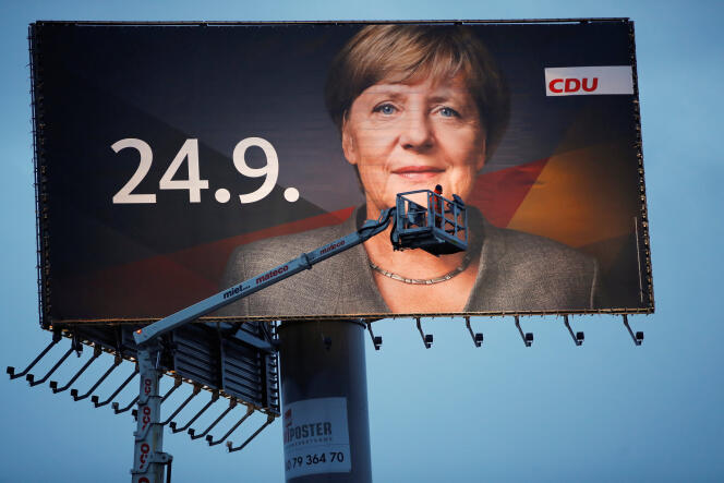 Une affiche électorale de campagne de la CDU, de 18 mètres de large, à Duisburg, le 14 septembre.