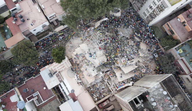 Des sauveteurs et des volontaires fouillent un immeuble effondré dans le quartier Del Valle, à Mexico, le 19 septembre.