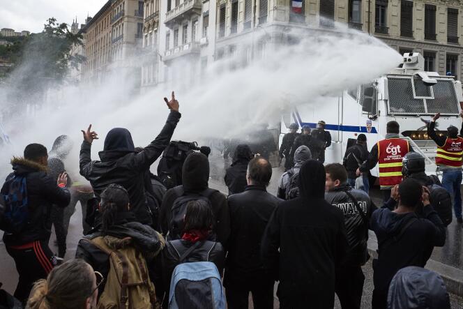 Utilisation d’un canon à eau lors d’une manifestation à Lyon, le 19 mai 2016.