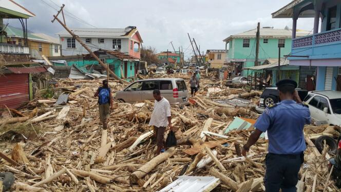Les habitants découvrent les dégats provoqués par l’ouragan Maria, sur la commune de Roseau, sur l’île de la Dominique, le 20 septembre.
