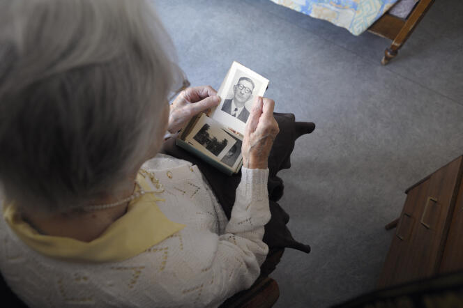 Une femme souffrant de la maladie d’Alzheimer dans une maison de retraite d’Angervilliers, en mars 2011.