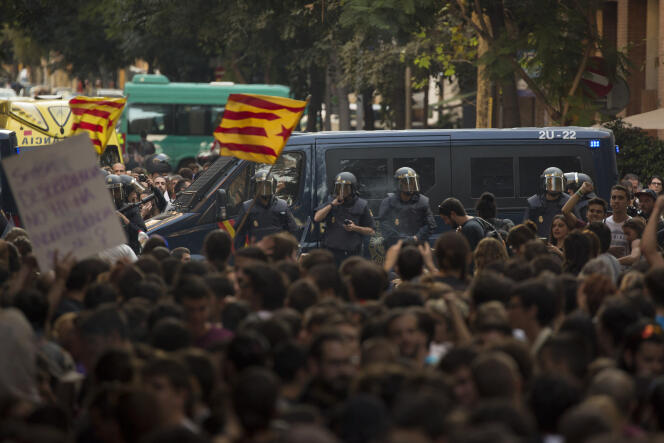 Devant le siège du parti independantiste de la gauche radicale CUP dans lequel la police espagnole n’a pas pu pénétrer, à Barcelone, le 20 septembre.