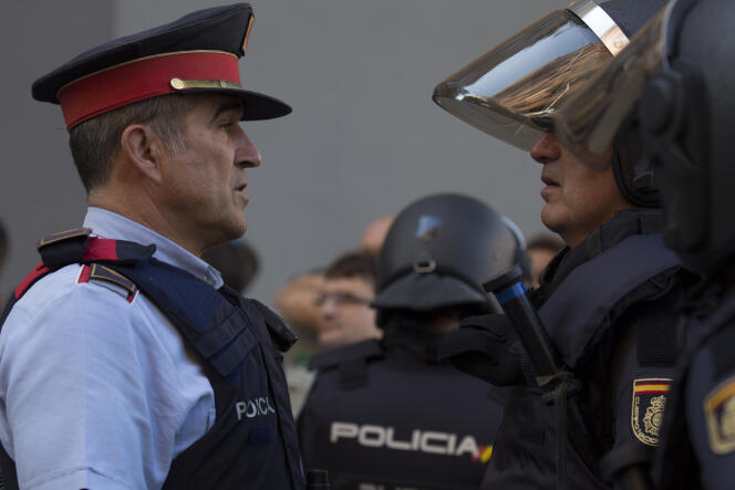 Les Mossos d’esquadra, la police autonome catalane en chemise bleue et casquette, collaborent avec la police nationale comme l'exige la loi espagnole.