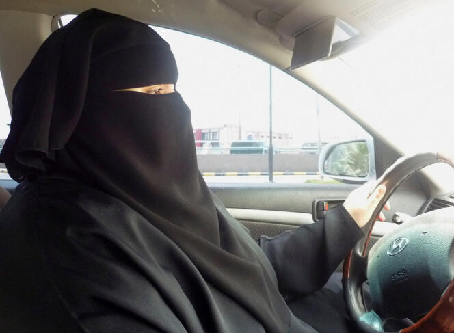 Umm Ibrahim conduit dans Riyad en Arabie Saoudite, le 21 juin 2011.