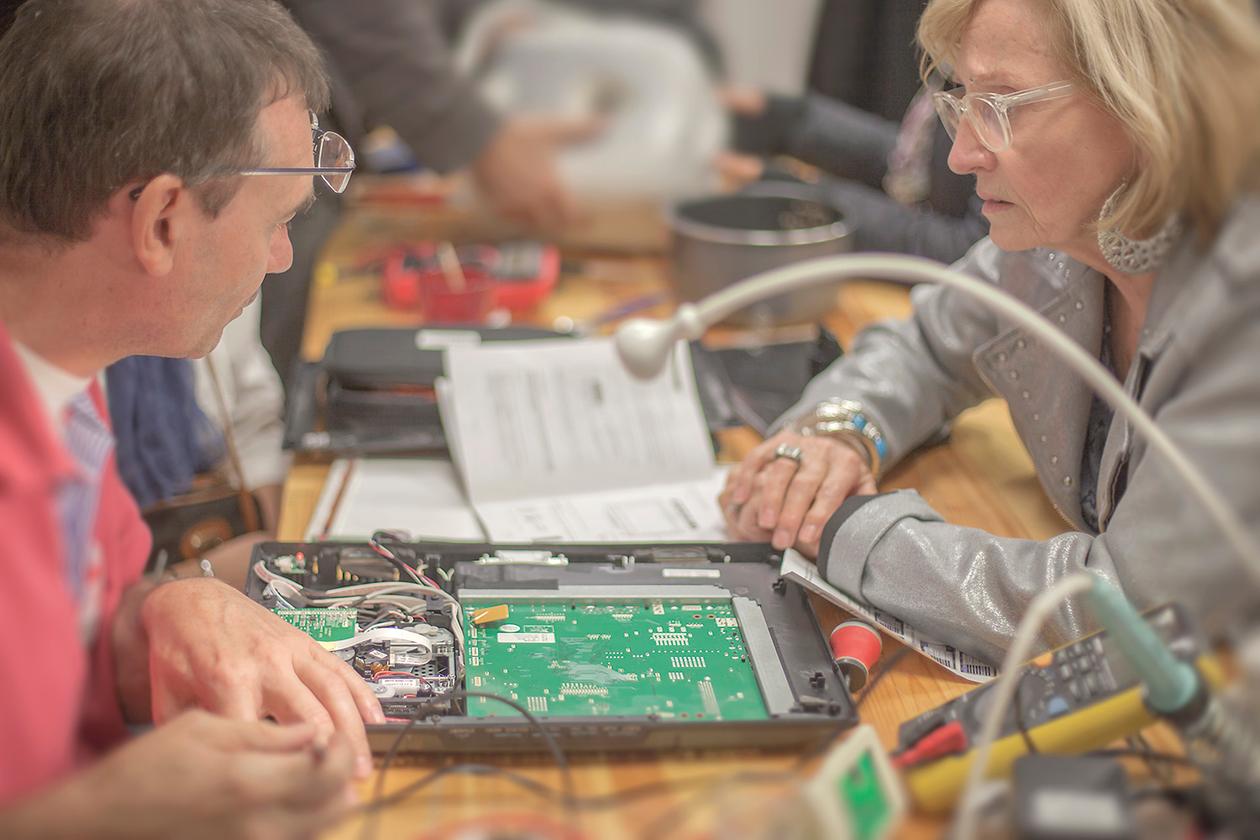 Main Qui Tremble Quand Je Tiens Un Objet Dans un Repair Café, avec les bénévoles qui redonnent vie aux objets cassés
