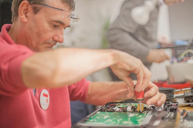 Dans les Repair Cafés, on répare les appareils des visiteurs... ou on leur apprend à le faire.