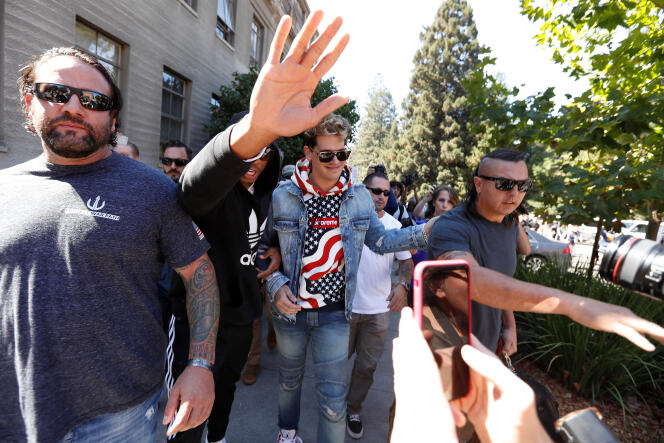 L’influent et sulfureux journaliste Milo Yiannopoulos, escorté après une conférence à l’Université de Californie, à Berkeley, le 24 septembre.