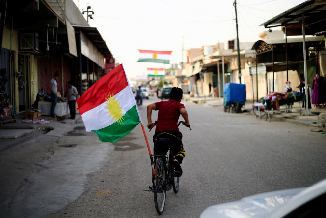 « Les grandes capitales occidentales se sont opposées à ce référendum pour céder aux pressions des Etats de la région où vivent les Kurdes et au nom de la sacro-sainte souveraineté étatique » (Photo: enfant kurde à vélo et portant le drapeau du Kurdistan, le 24 septembre à Tuz Khurmato, en Irak).