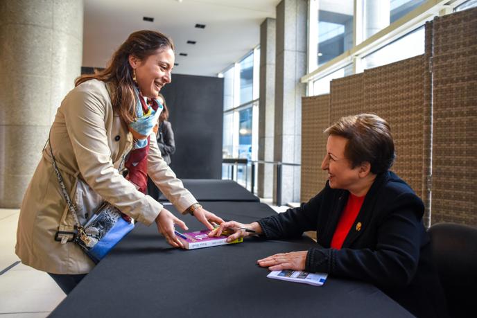 Séance de dédicaces avec Shirin Ebadi