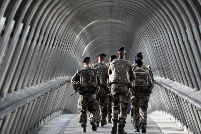 Des militaires de l’opération « Sentinelle », le 31 août, à Paris.